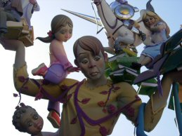 Los niños quieren alcanzar los libros.