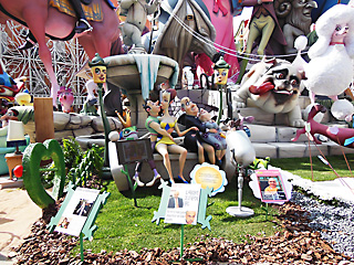 parejas en sofa