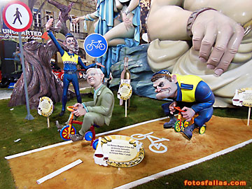 policias y alcalde en triciclos