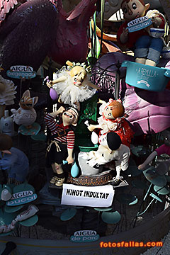 niños en fuente. ninot indultado