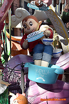niño con pies en barreño