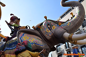 ratón conduce elefante