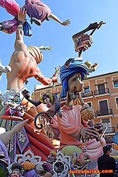 fakir con monos