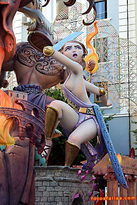 mujer con espada