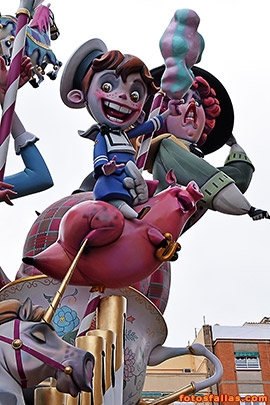 niño en tiovivo