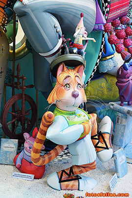 The cat with espadrilles